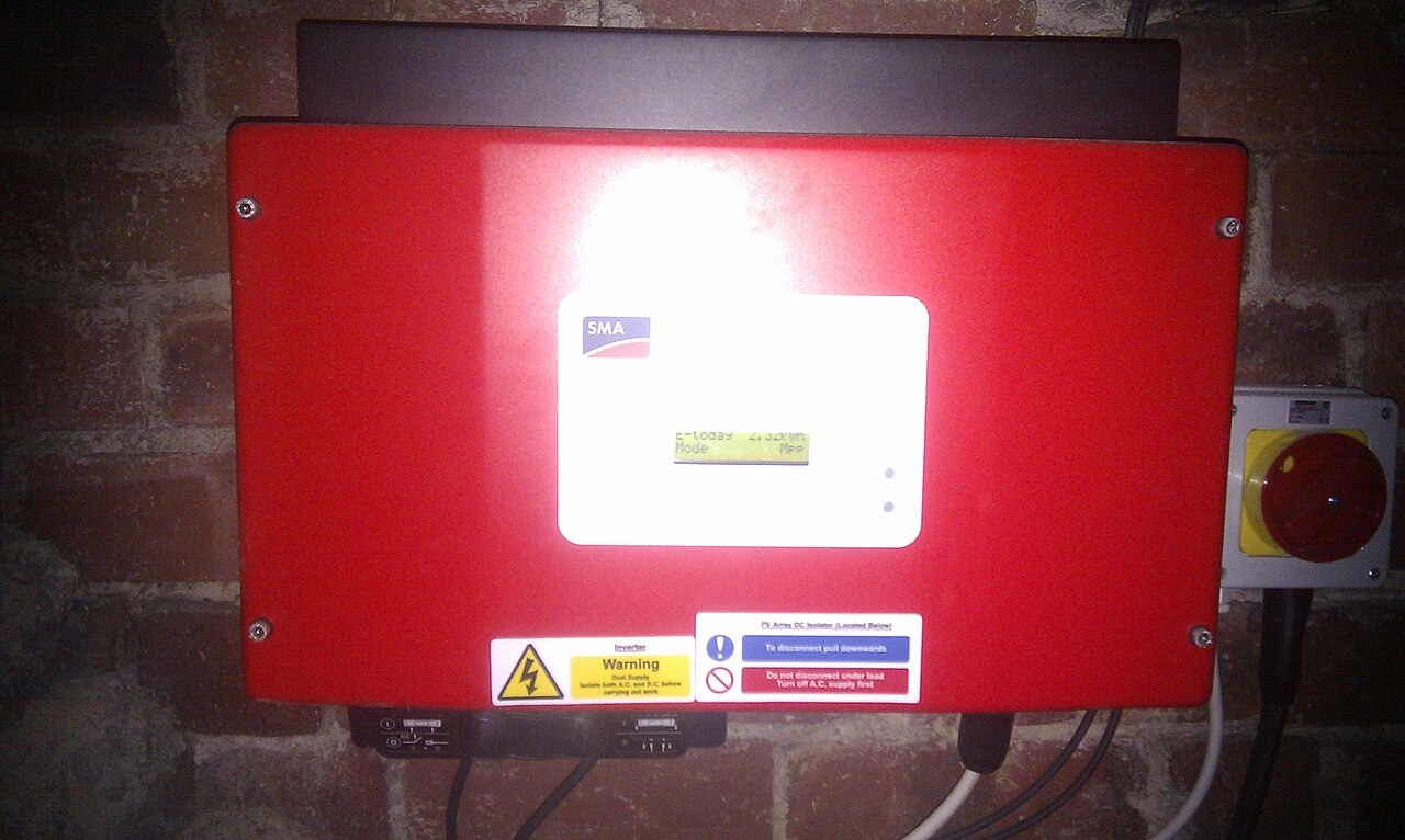 Invertor fotovoltaic de șir (SMA Sunny Boy) montat în exterior, cu carcasă IP65