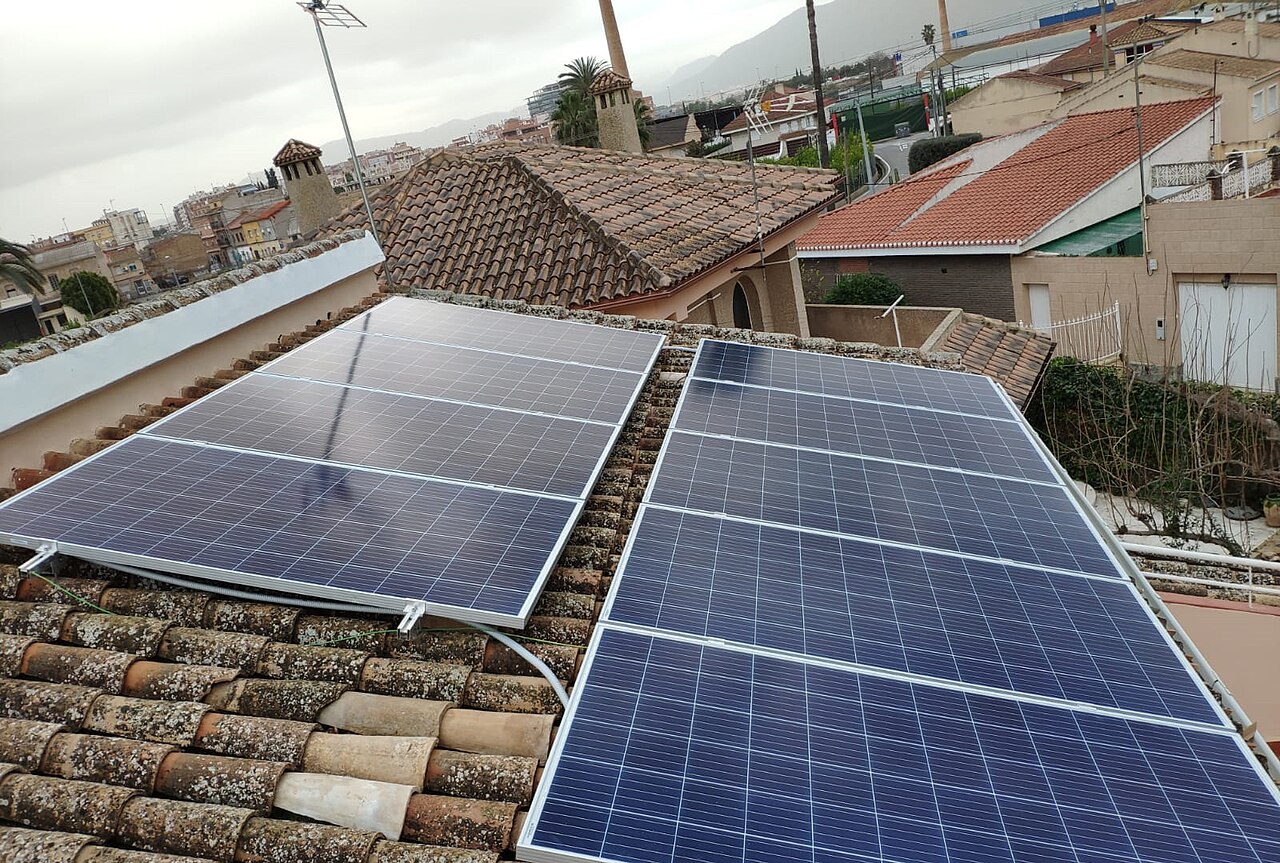 Instalație fotovoltaică pe acoperiș — panouri solare montate pe structură metalică